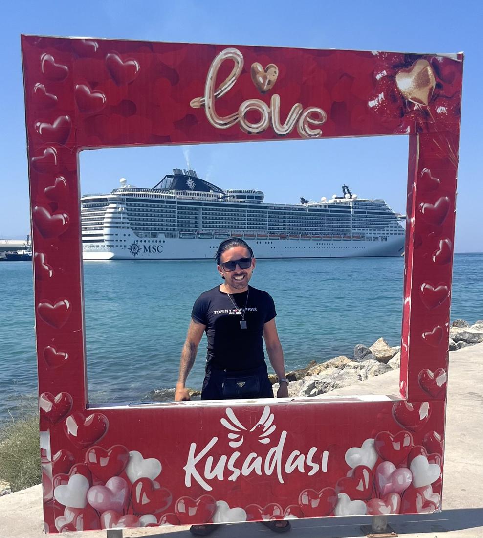 Alpa Abi in Kuşadası vor einem Kreuzfahrtschiff