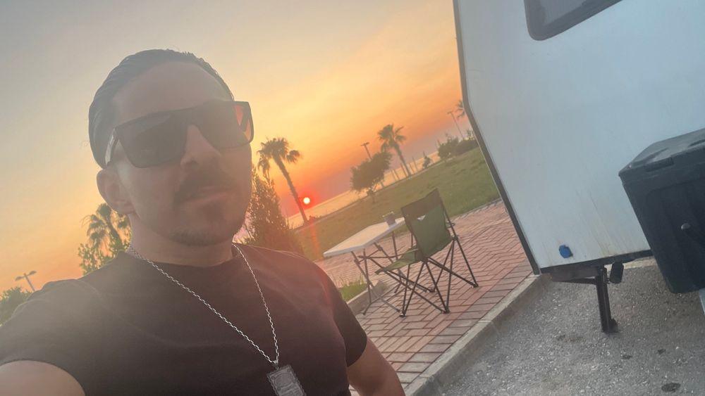 Alpa Abi beim Sonnenuntergang am Meer
