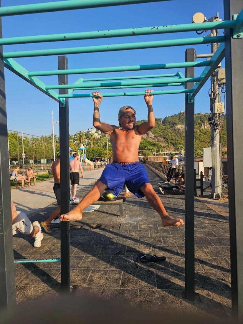 Alpa Abi beim Training im Outdoor-Park am Strand